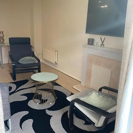 Villa Charming 2-Bed House In London